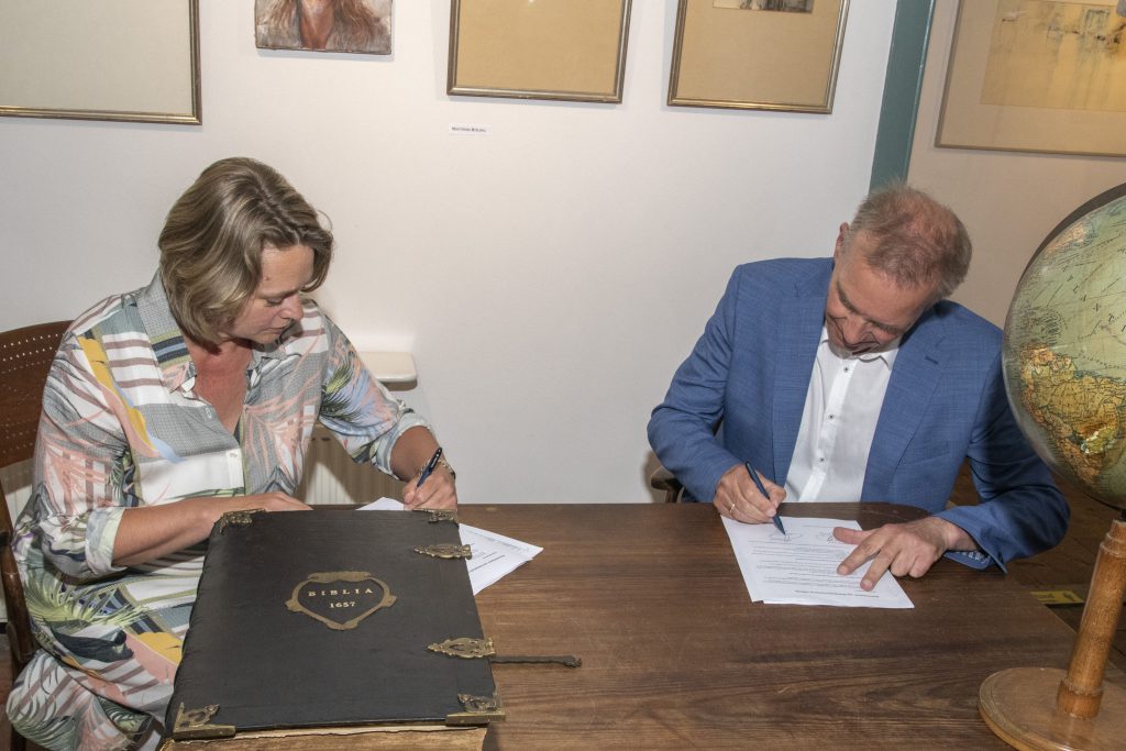 Fransemacollectie ondertekening Rachel van den Hoogen en Meindert Joostens